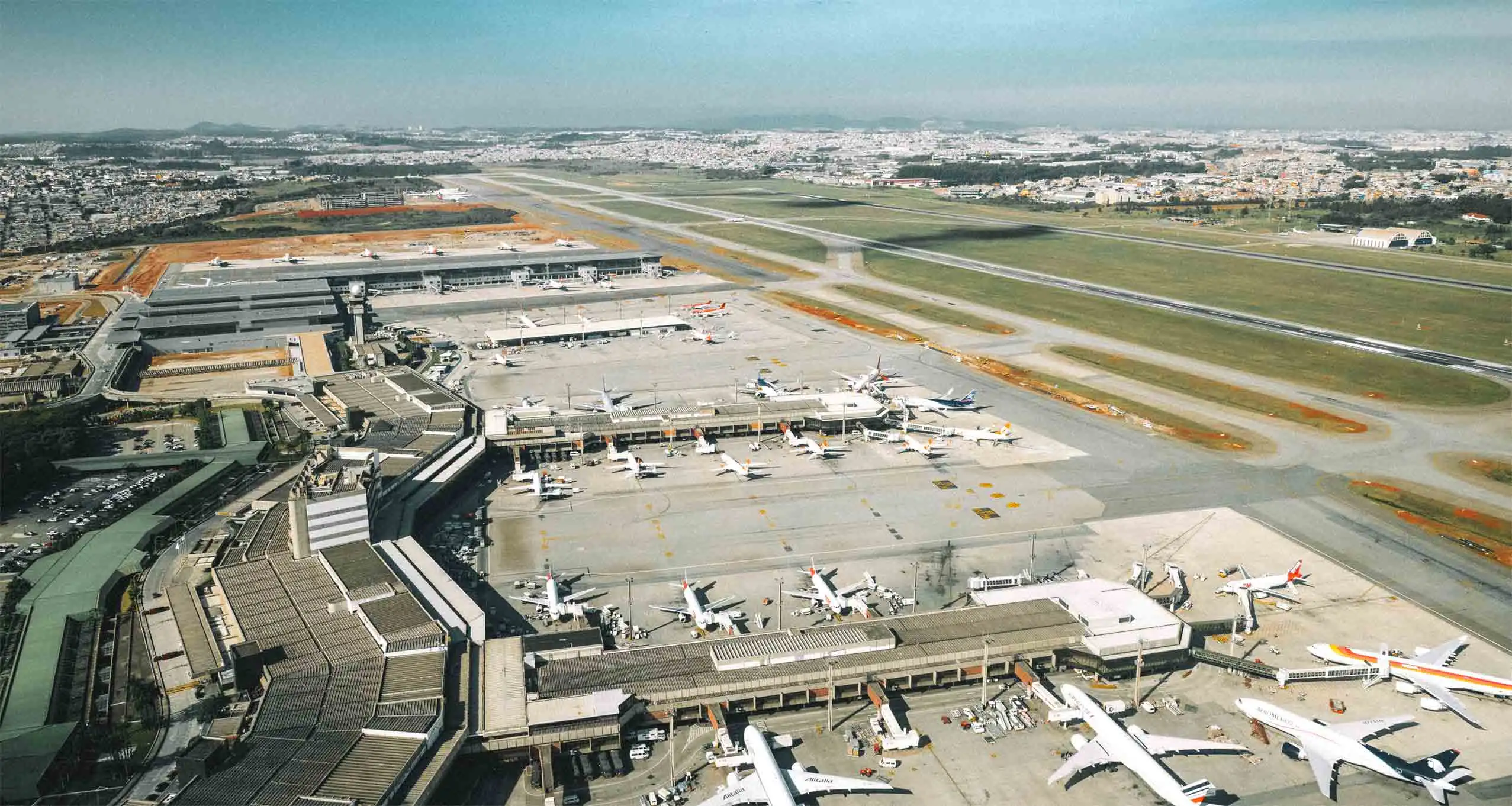 Aeroporto de Guarulhos em São Paulo ao amanhecer